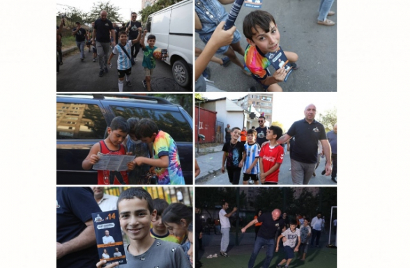 Էրեբունի համայնքում էլ էին երեխեքը դավթաշենցի իրենց հասակակիցների պես ֆուտբոլային տրամադրությամբ մեզ դիմավորում